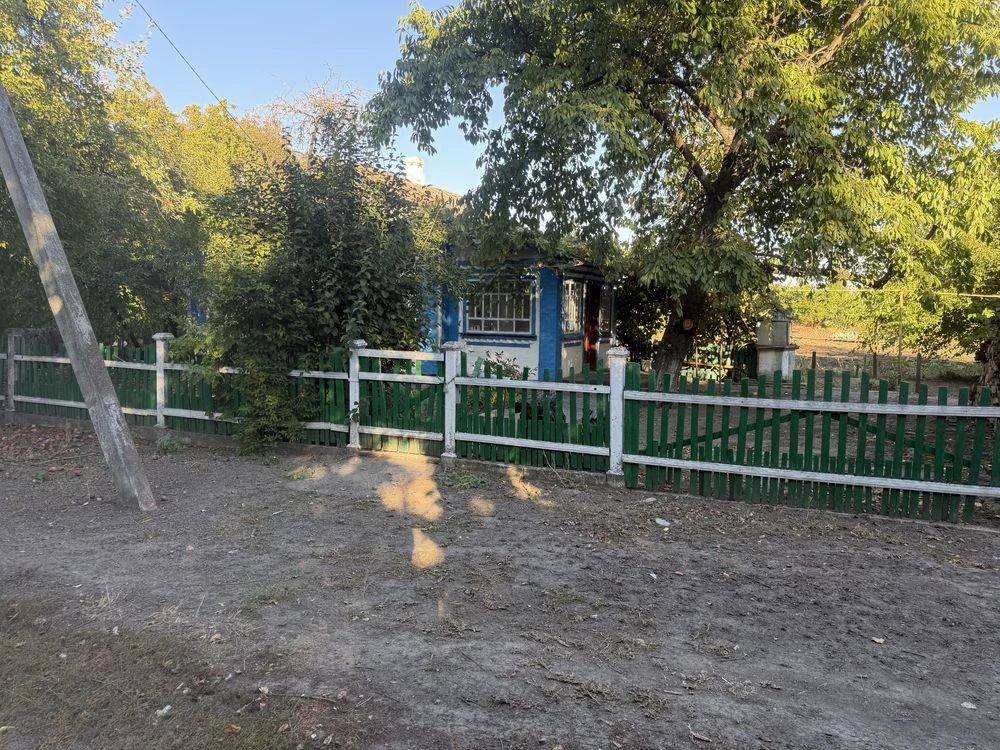 дом з Двума  гаражами и подвалом в тихому місці