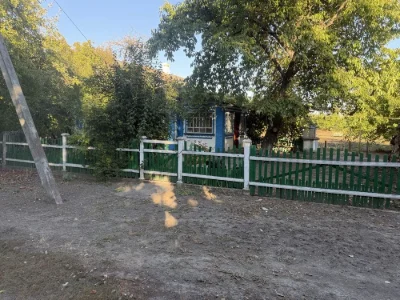 дом з Двума  гаражами и подвалом в тихому місці