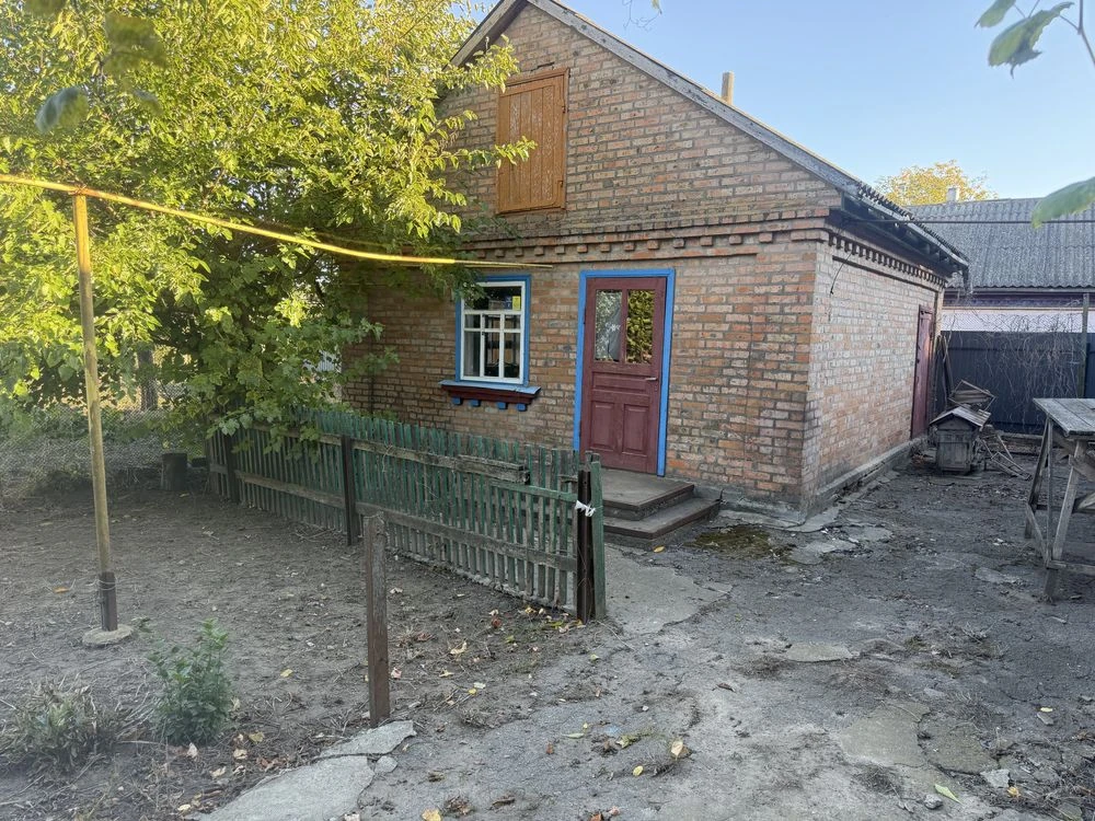 дом з Двума  гаражами и подвалом в тихому місці