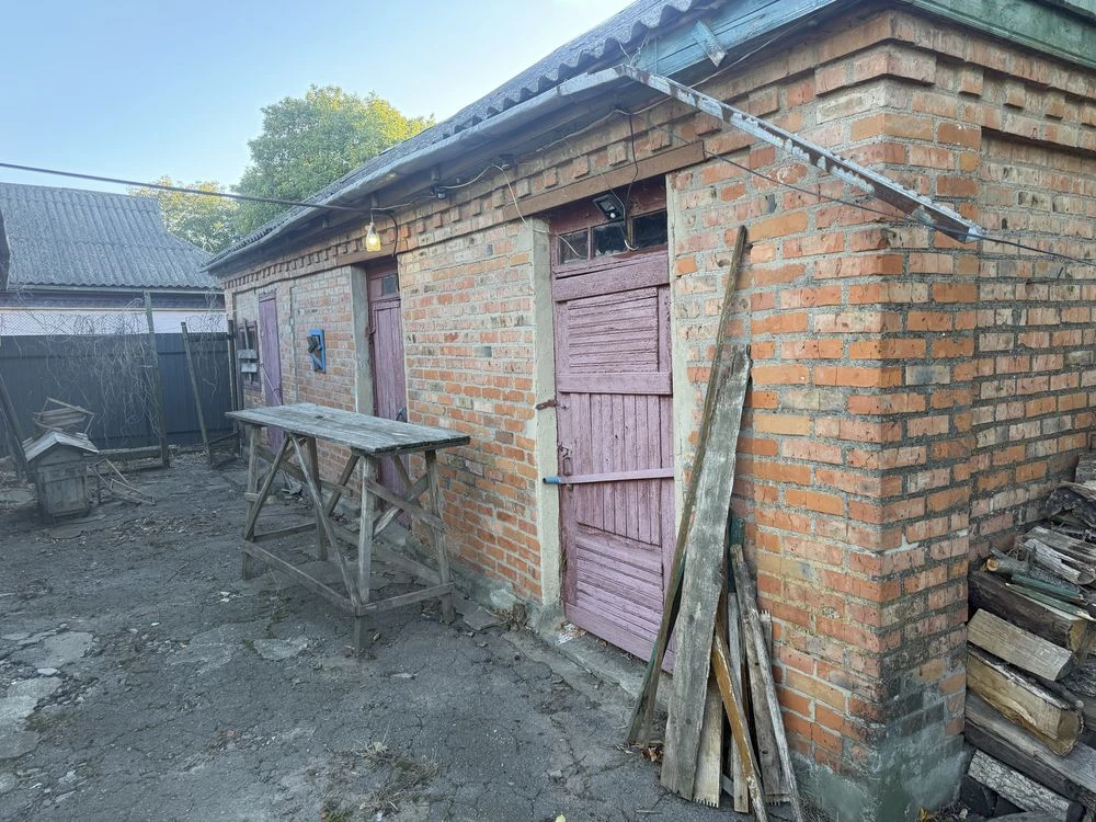 дом з Двума  гаражами и подвалом в тихому місці