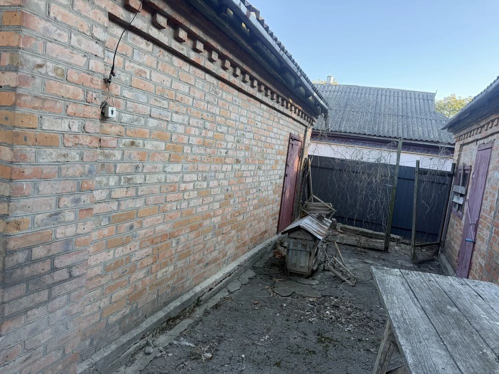 дом з Двума  гаражами и подвалом в тихому місці