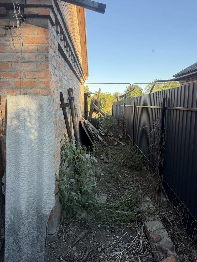 дом з Двума  гаражами и подвалом в тихому місці