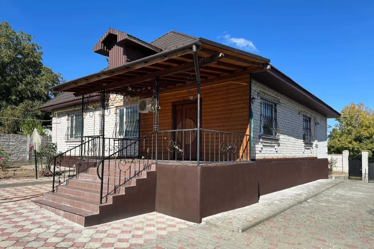 Будинок та земельна ділянка