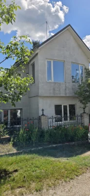 Продаж двоповерхового будинку з ділянкою на дві вулиці .