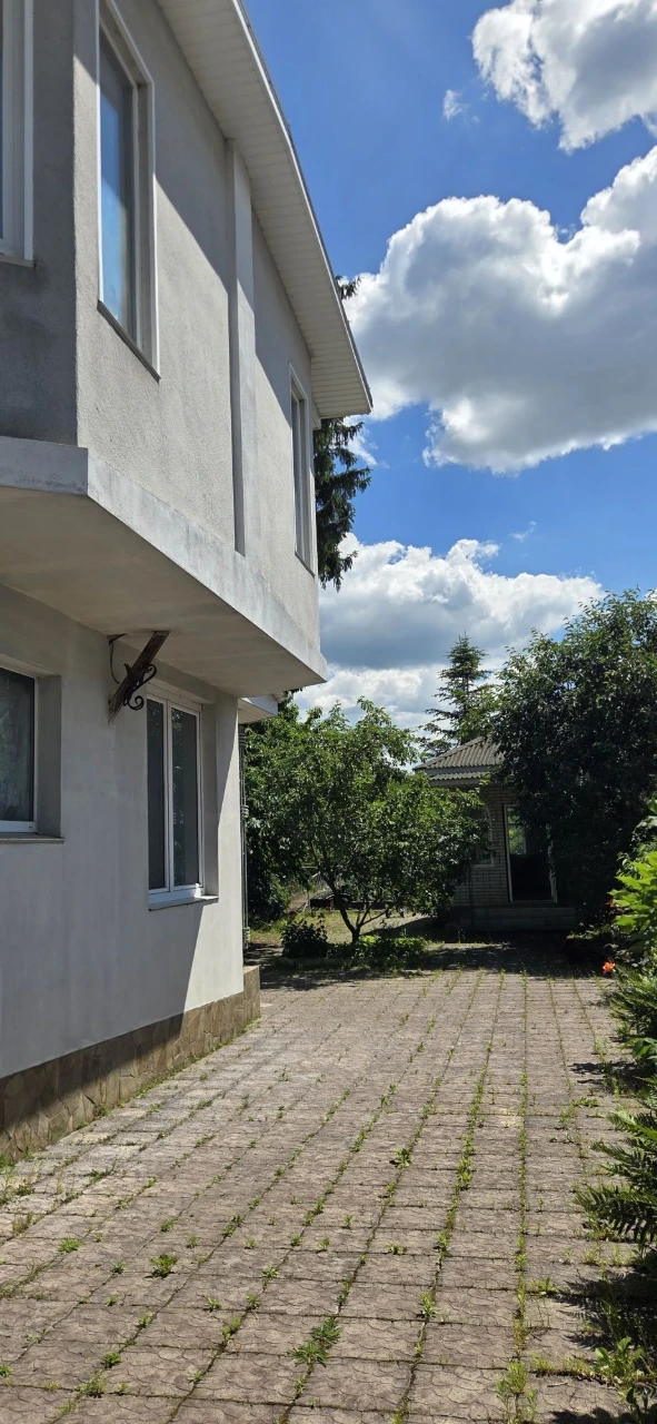 Продаж двоповерхового будинку з ділянкою на дві вулиці .
