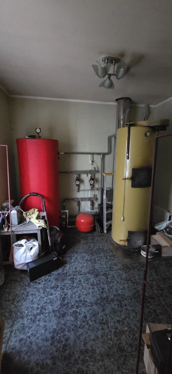 Продаж двоповерхового будинку з ділянкою на дві вулиці .