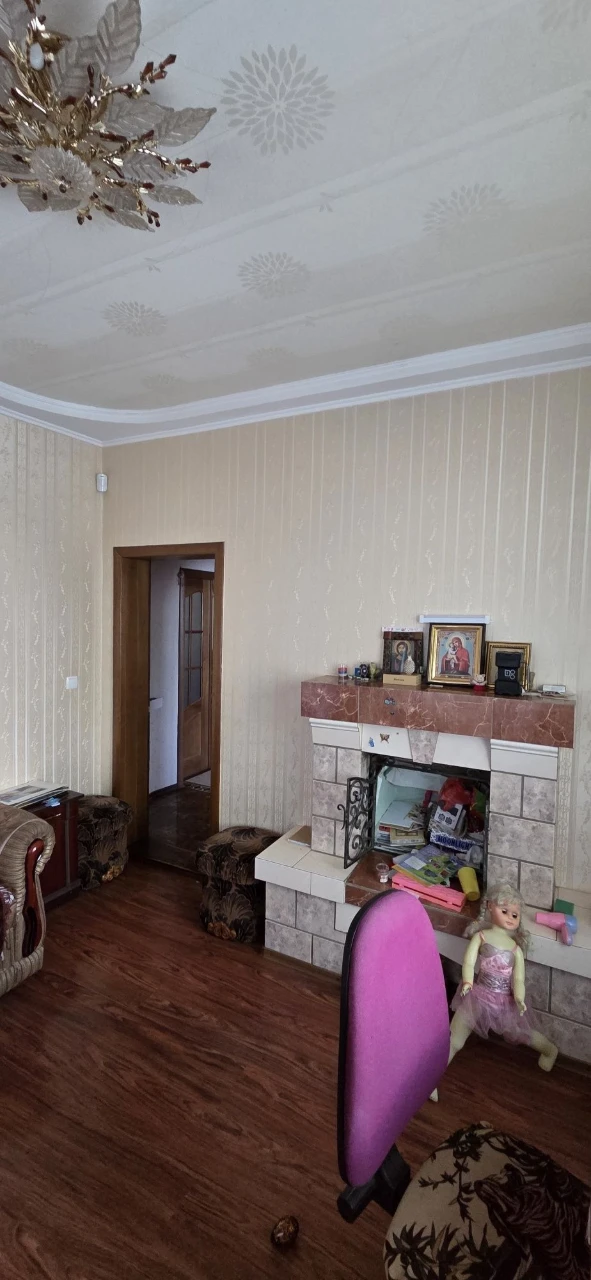 Продаж двоповерхового будинку з ділянкою на дві вулиці .