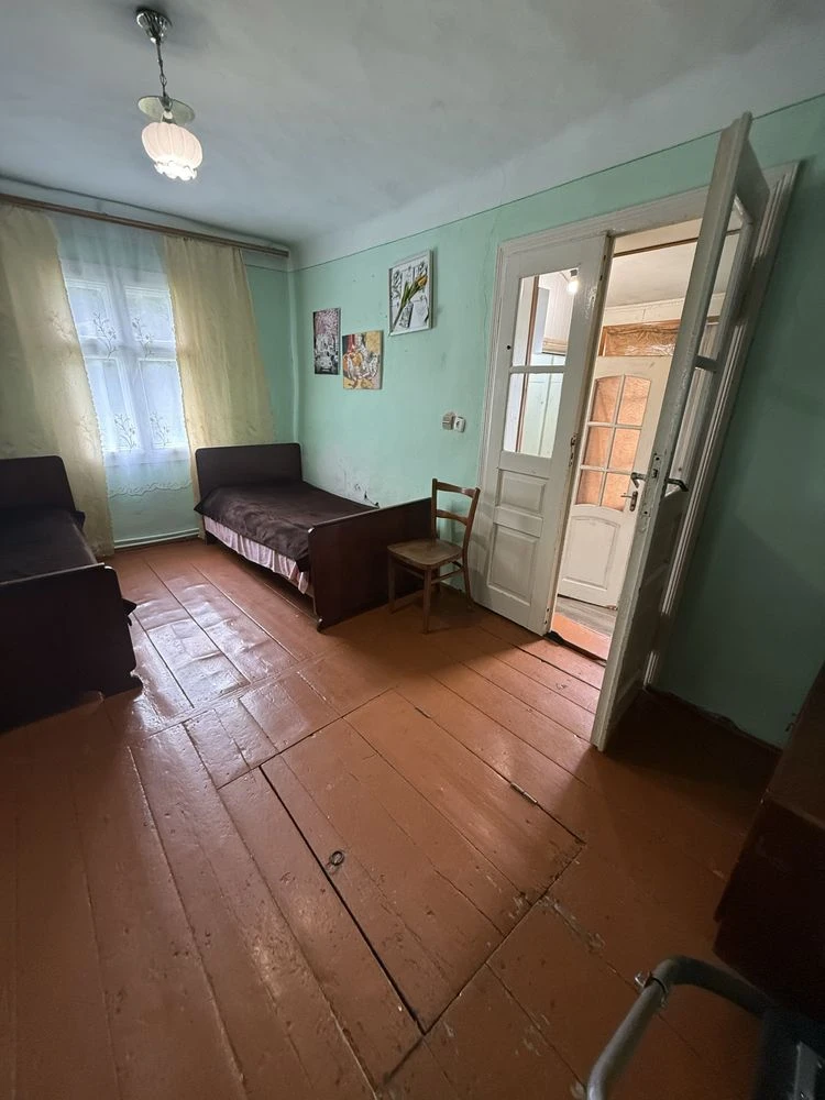 Продаж 1/2 будинка в м.Вижниця ( земля приват)