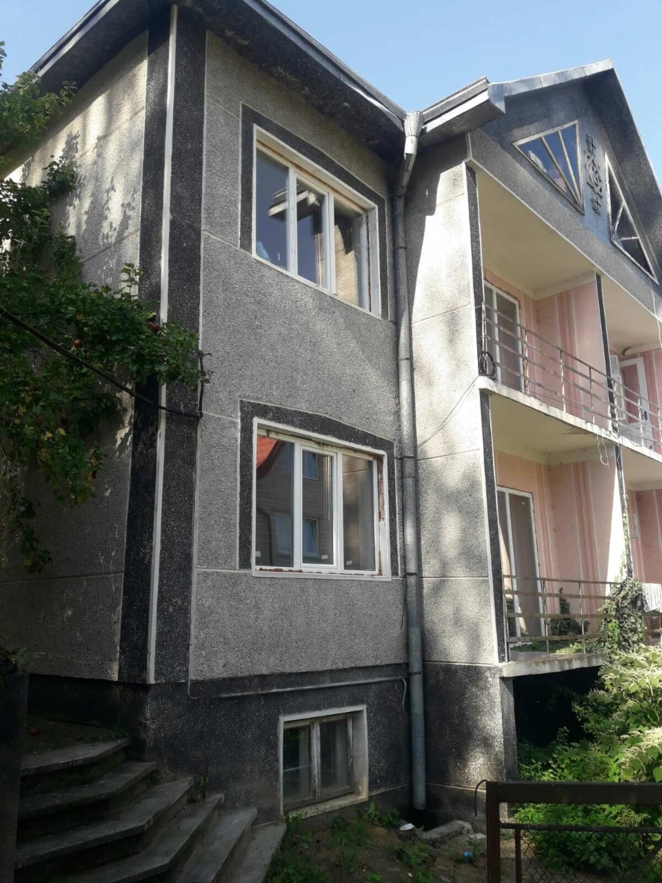 Продам два будинки і буд,та буд. Сауна третійна одній ділянц