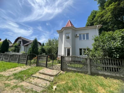 Продається будинок в центрі всі деталі за номером