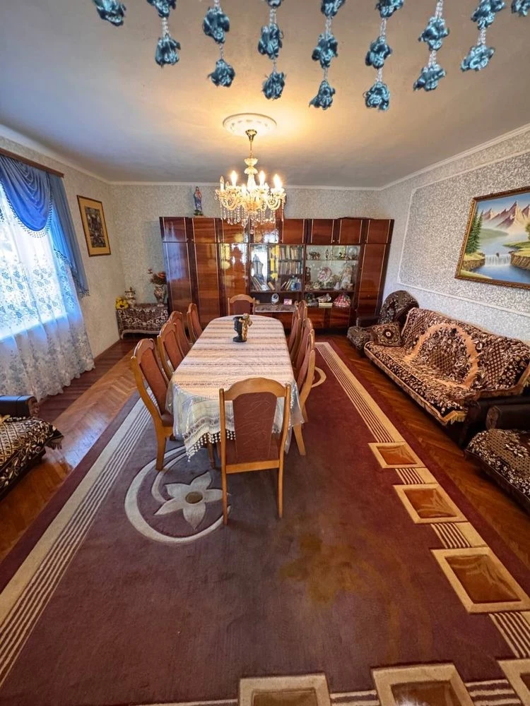 Продаж будинку з великою ділянкою в Новоселиці