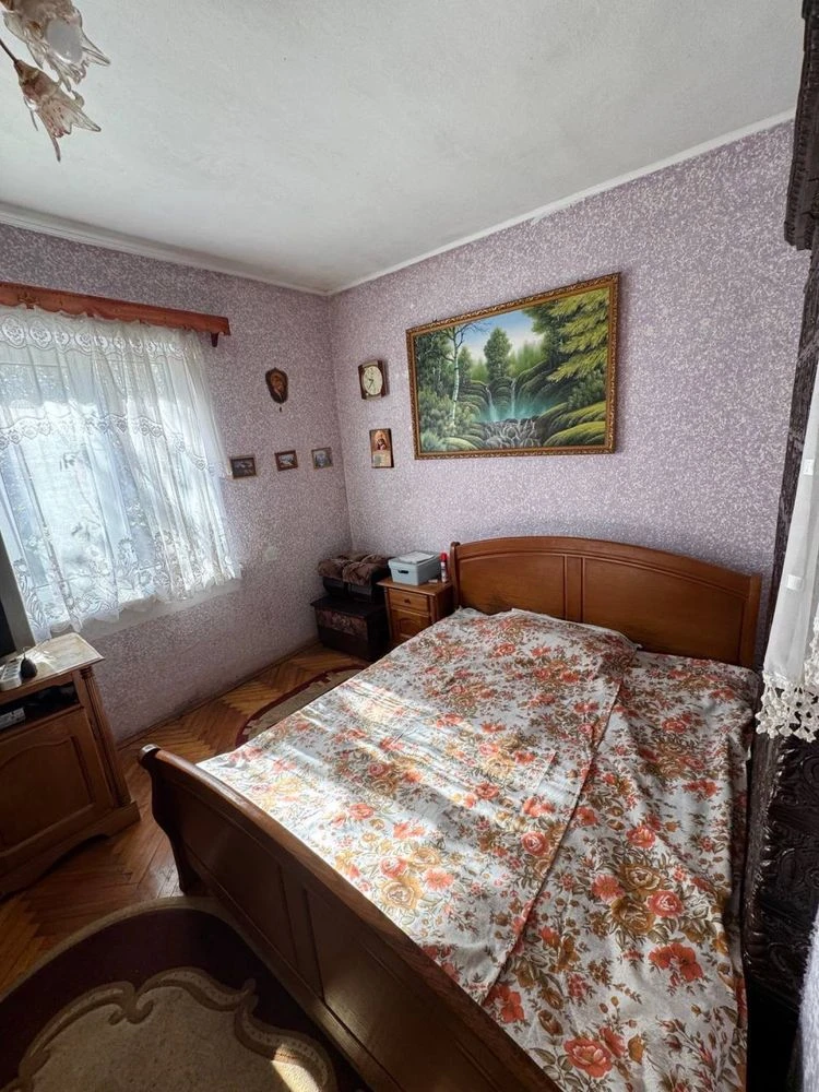 Продаж будинку з великою ділянкою в Новоселиці