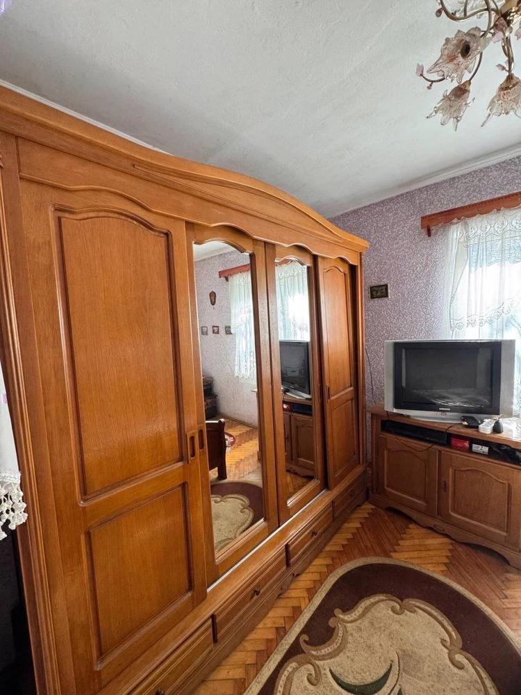 Продаж будинку з великою ділянкою в Новоселиці