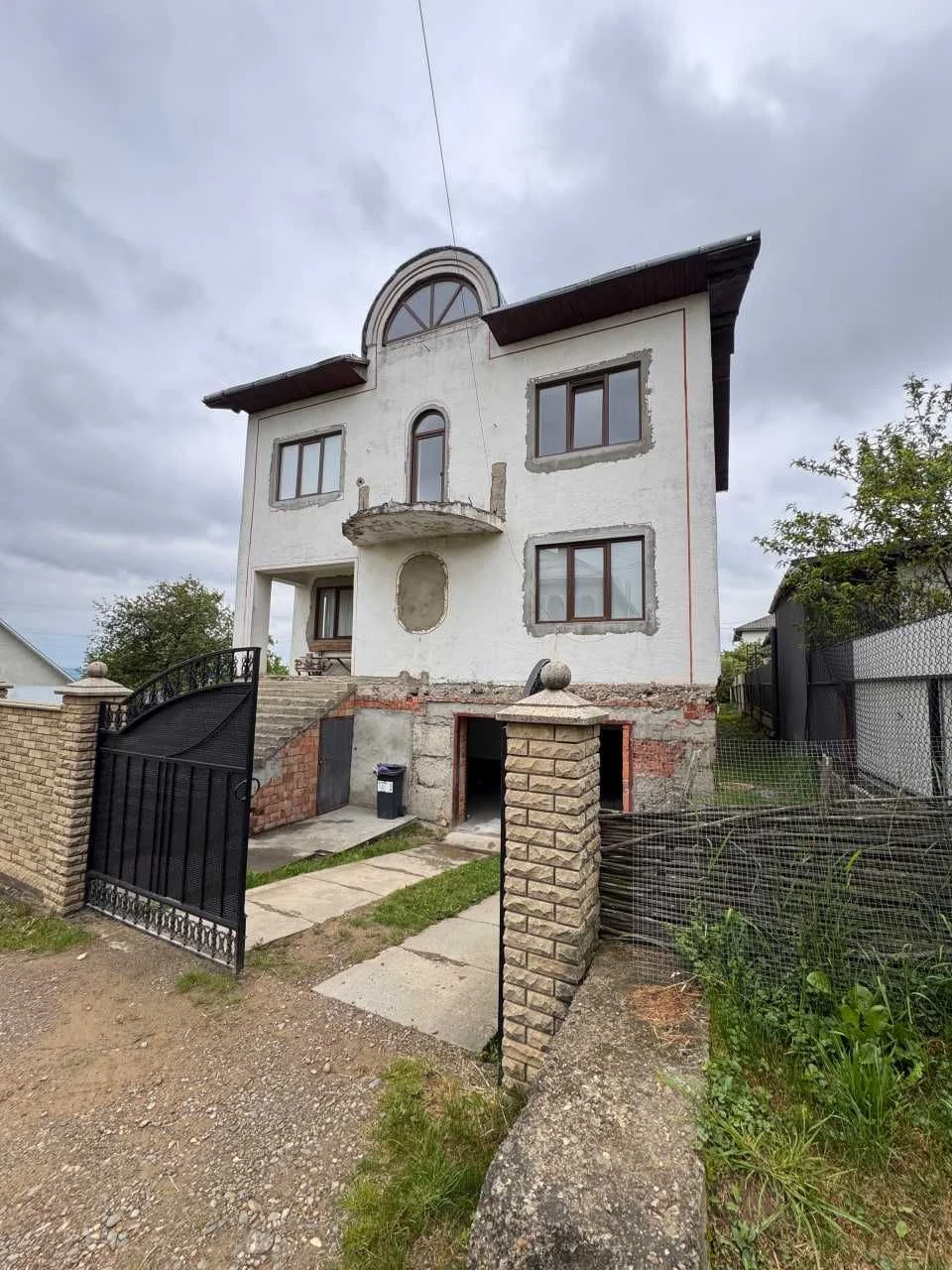 Продається  великий добротний будинок у Сторожинці