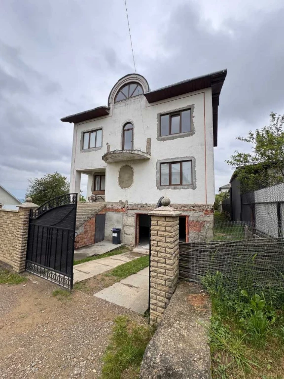 Продається  великий добротний будинок у Сторожинці