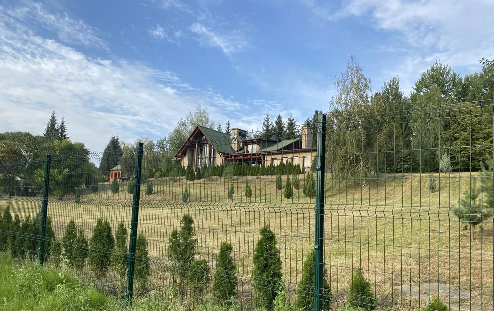 Продається будинок з бруса з двома басейнами та зі своїм озе