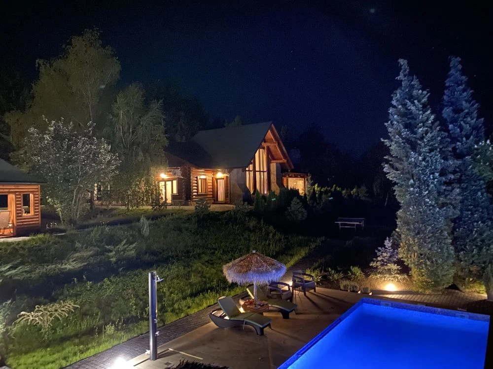 Продається будинок з бруса з двома басейнами та зі своїм озе