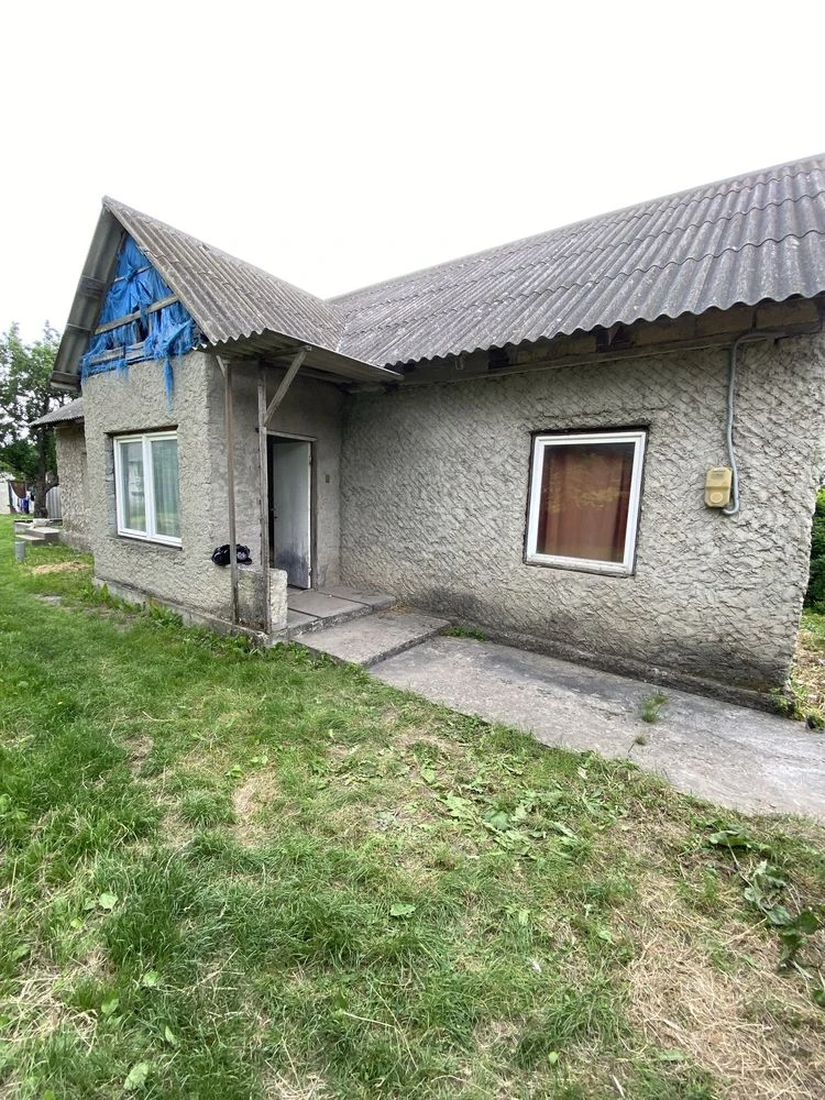 Продається 1/2 частина будинку .м.Хотин.