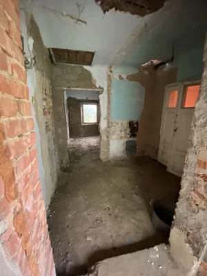 Продається 1/2 частина будинку .м.Хотин.