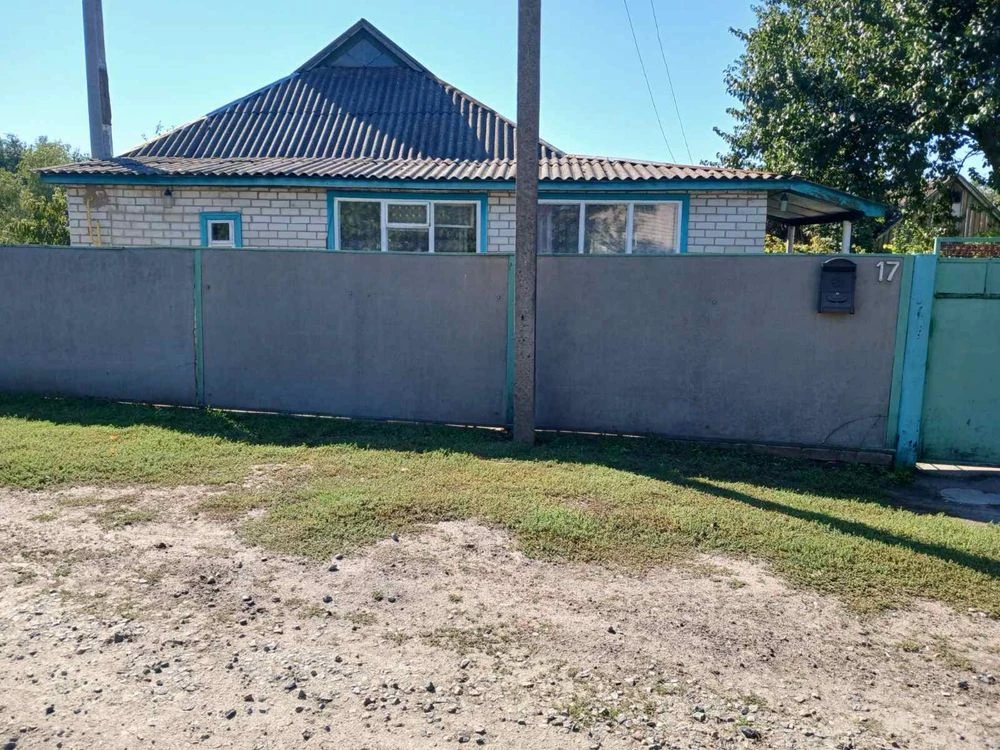 Продам будинок в гарному стані, в місті Бобровиця. Цертр міс