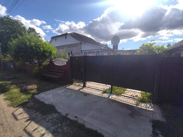 Продам терміново житловий будинок, з гаражем. Можливий торг.