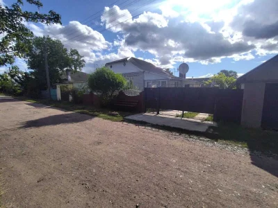 Продам терміново житловий будинок, з гаражем. Можливий торг.