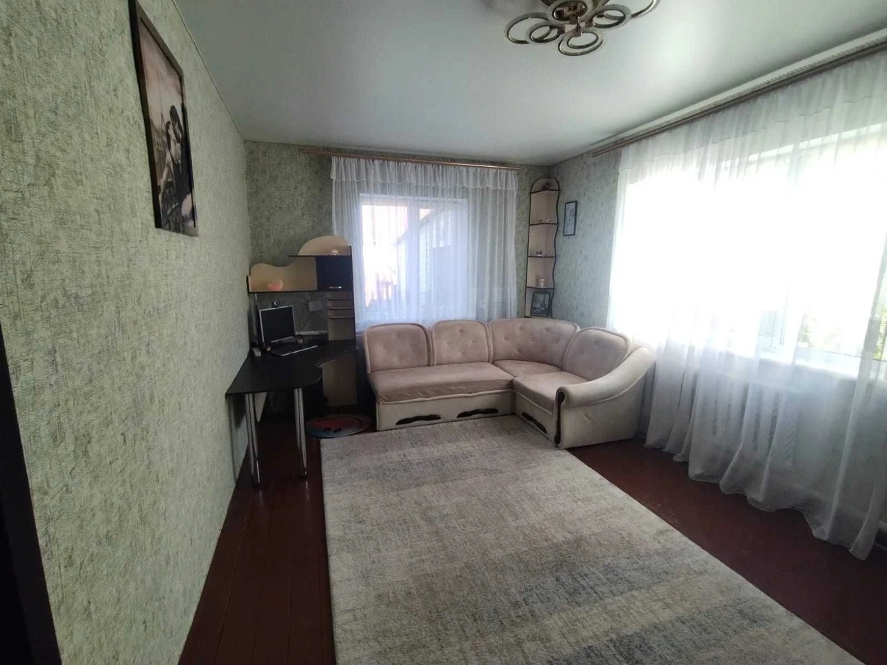 Продам терміново житловий будинок, з гаражем. Можливий торг.