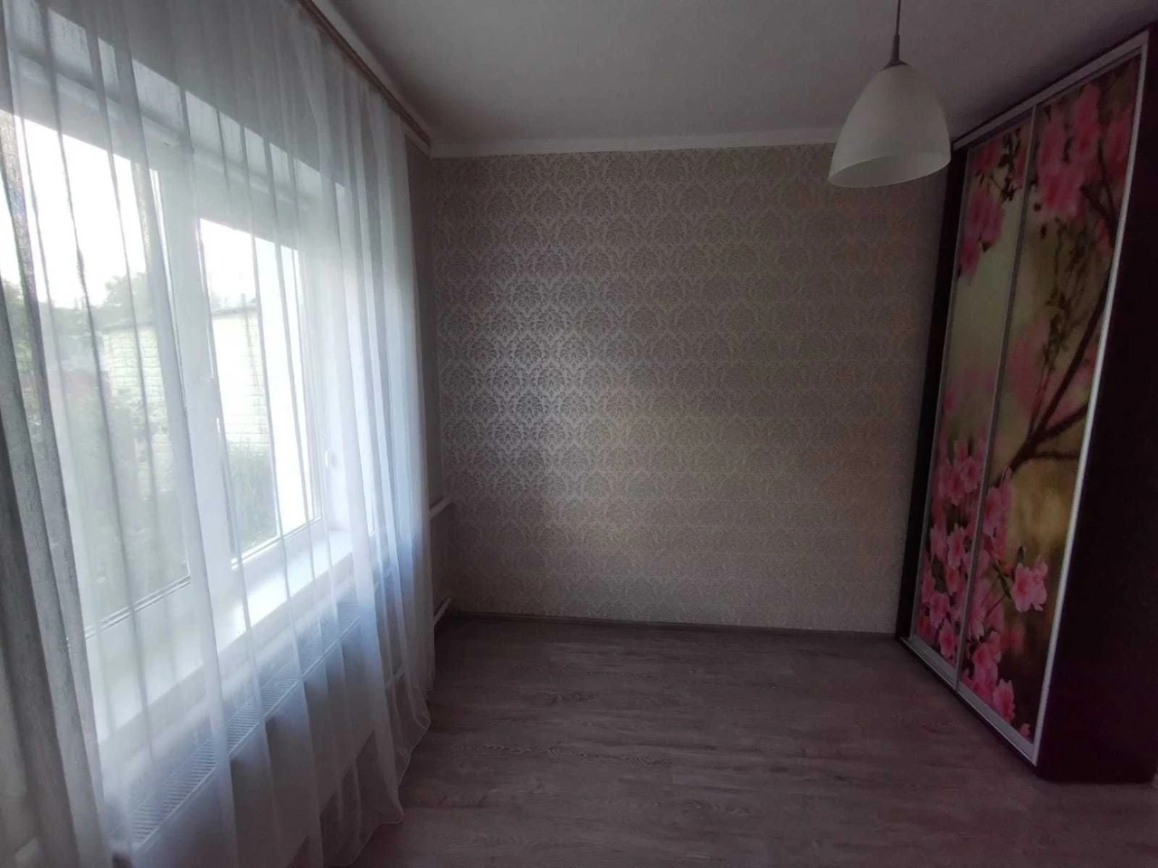Продам терміново житловий будинок, з гаражем. Можливий торг.