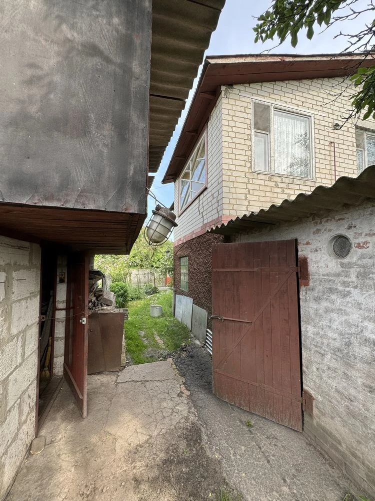 Продаж приватного трьохповерхового будинку в центрі