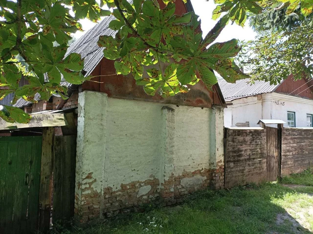 Продаж будинку в тихому місті.