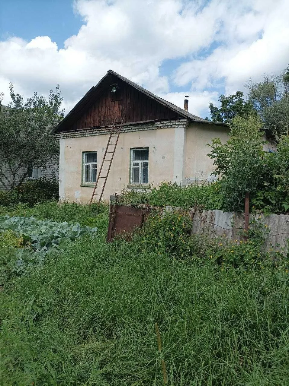 Продаж будинку в тихому місті.