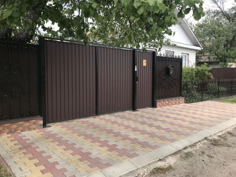 Продається з будинок з ділянкою та будинком відпочинку