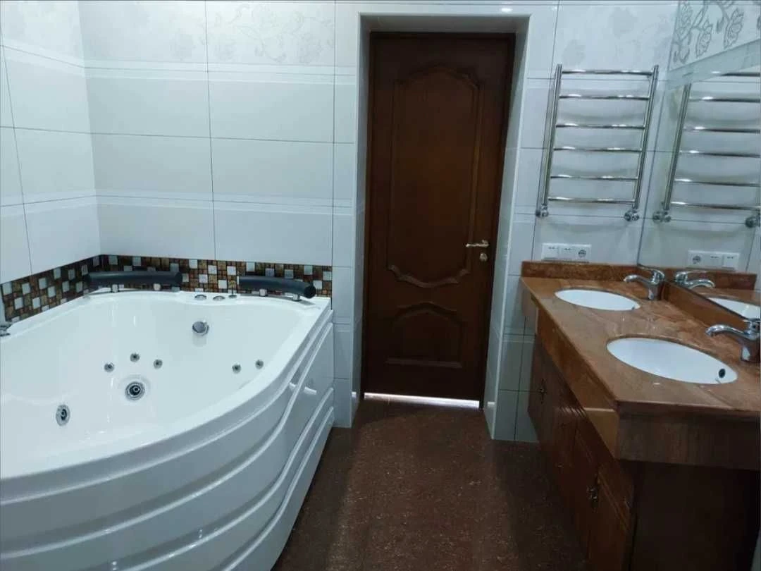 Продам VIP будинок в центрі м. Прилуки.