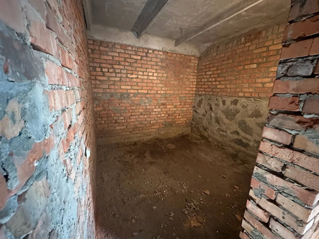 Будинок не добудований з земельною ділянкою
