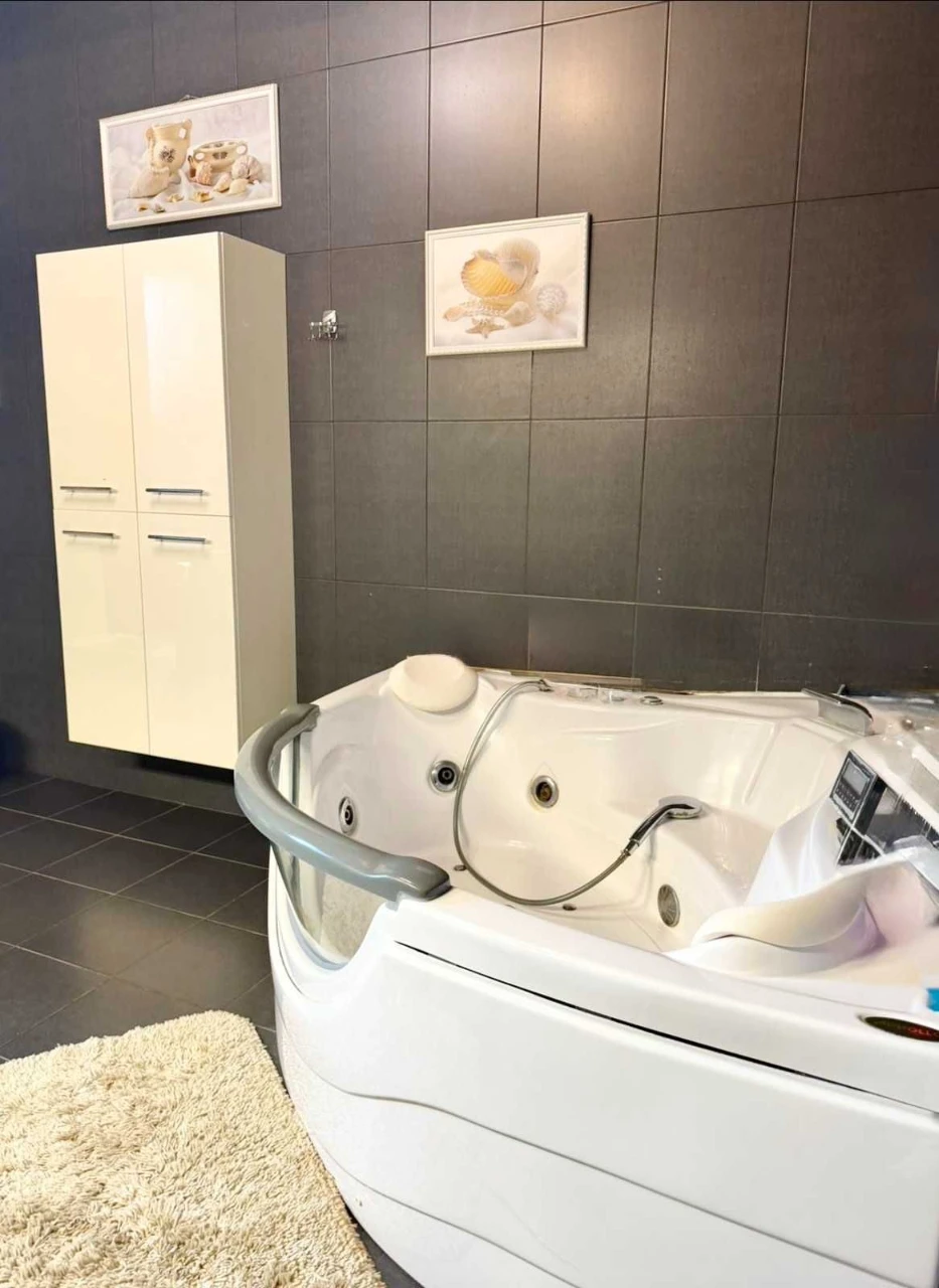 Продаж елітного будинку з лазнею та басейном в Кременчуці на