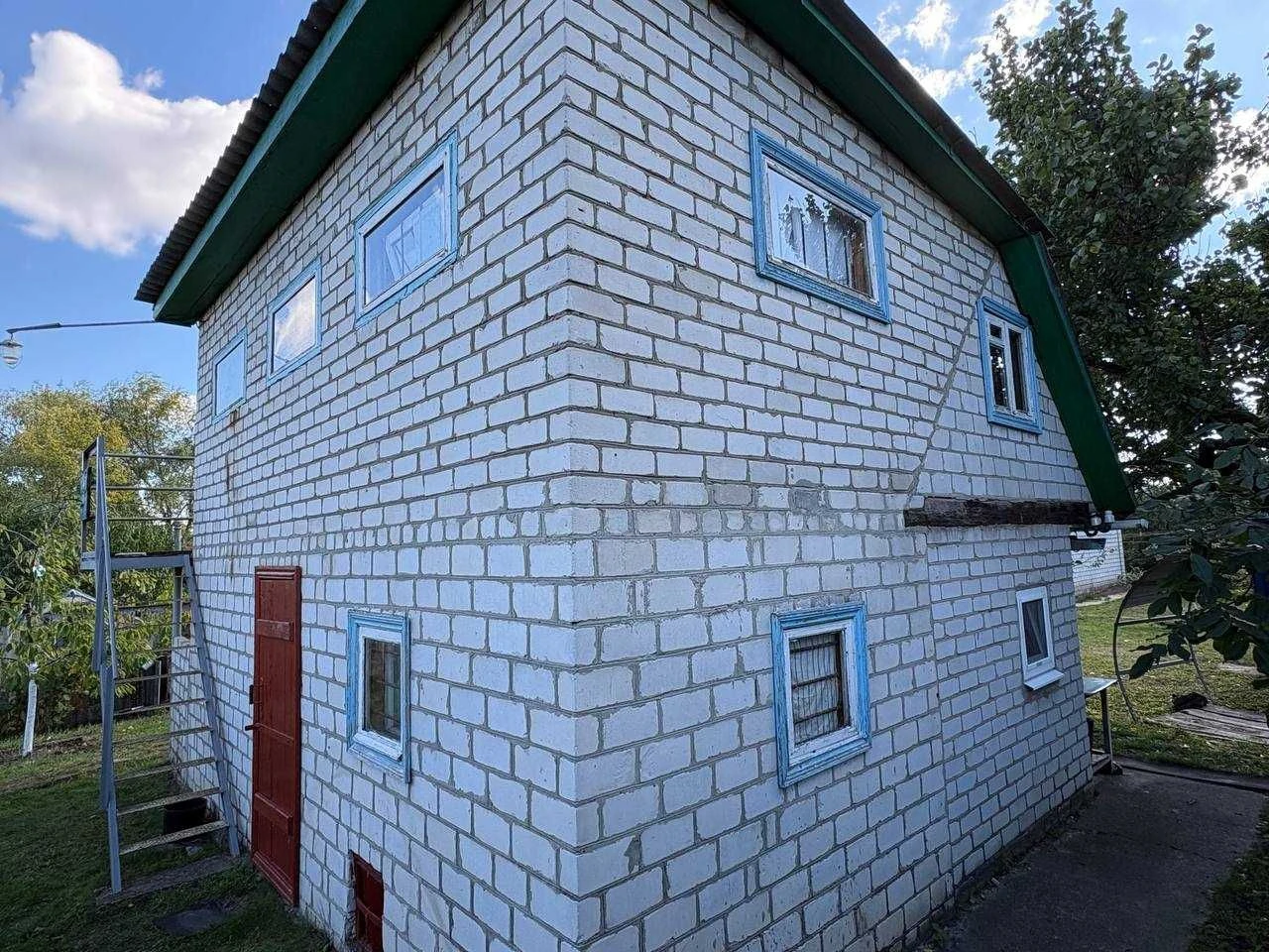 Продам цегляну двоповерхову дачу, 10 соток.