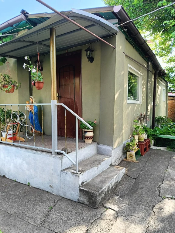 Продам два дома на одном участке