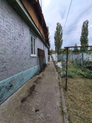Продам 1/2 БУДИНКУ в р-ні 1 міської лікарні. 26000