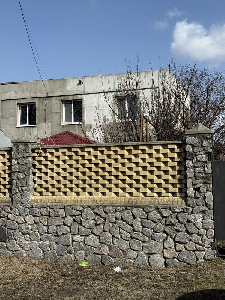 Продам будинок 2 поверхи.
