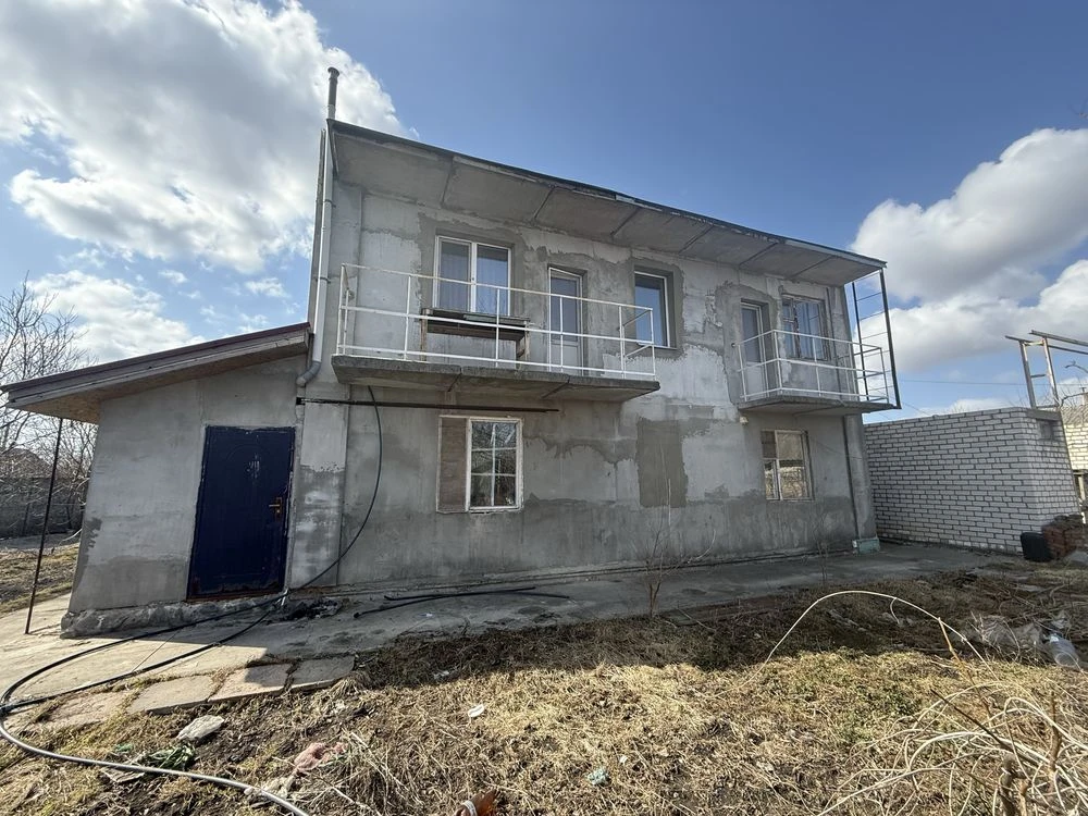 Продам будинок 2 поверхи.