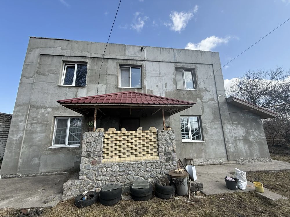 Продам будинок 2 поверхи.