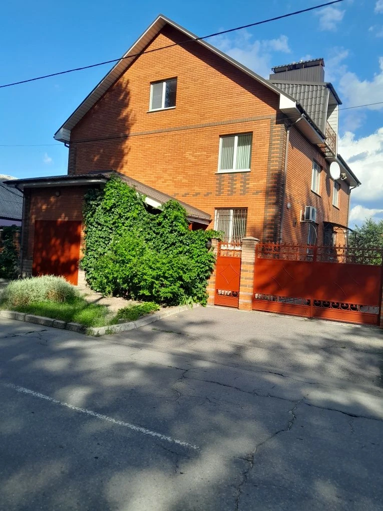 Продам будинок на два окремі входи в районі  Н.Іванівського