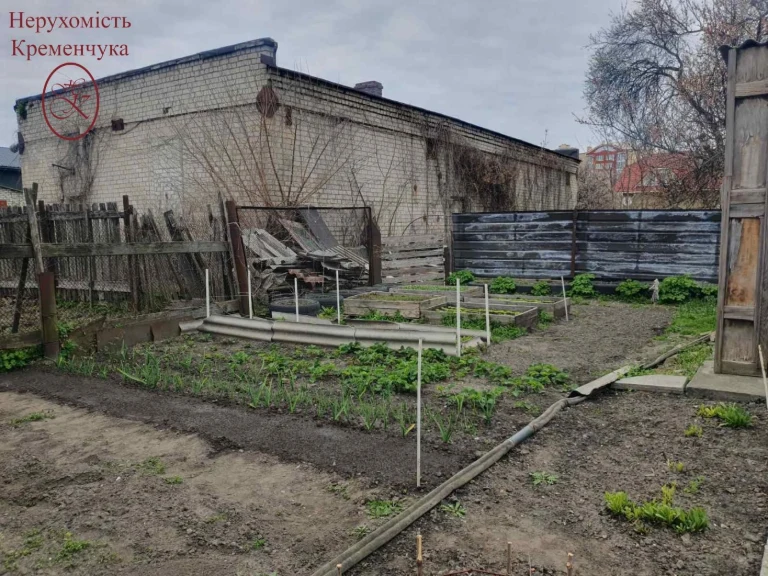 Продаж півбудинку та земельної ділянки в центрі міста