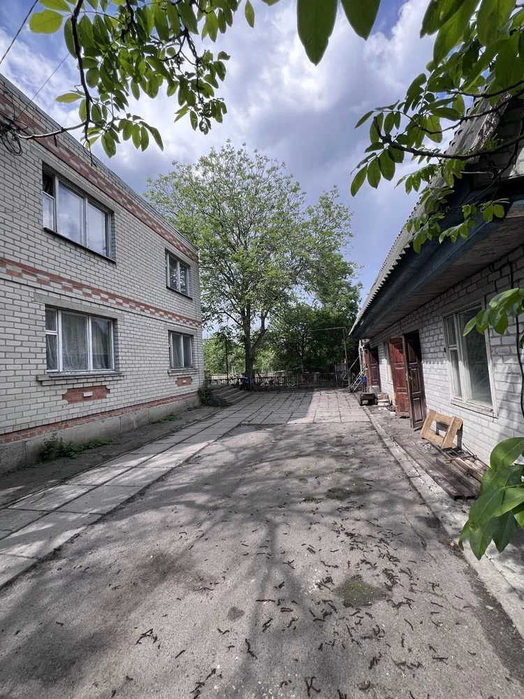 Добротний двоповерховий будинок.