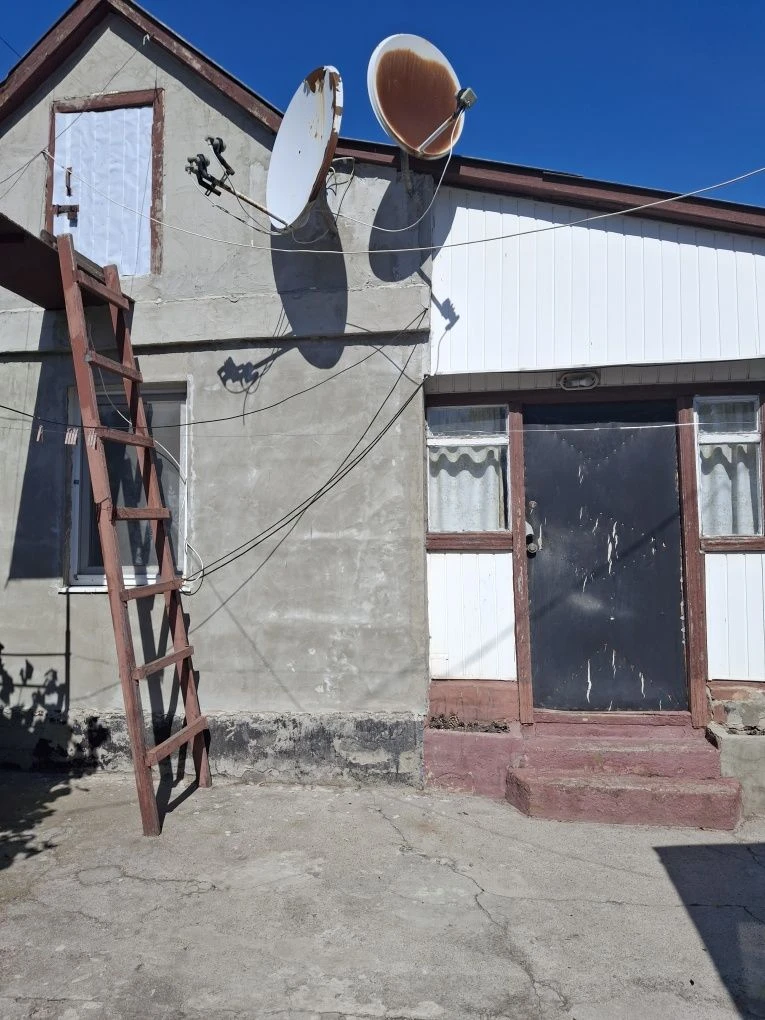Продам два дома на одном участке.