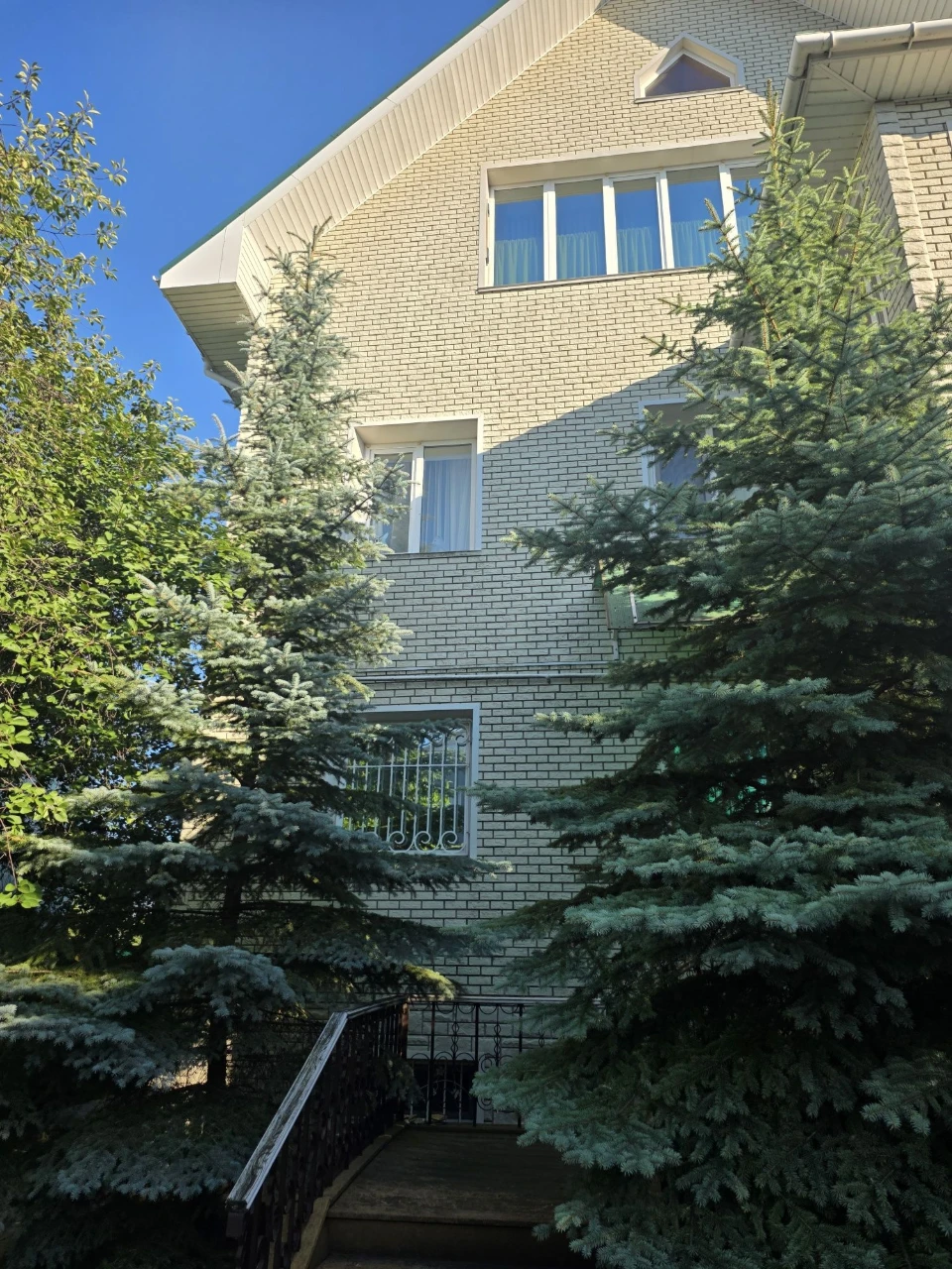 ПРОДАМ  роскошный 3х этажный особняк