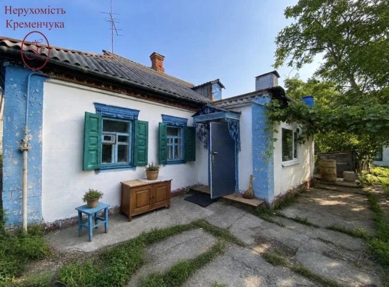 Продаж будинку на першій лінії біля річки
