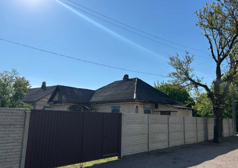 Цегляний будинок в центрі Раківки