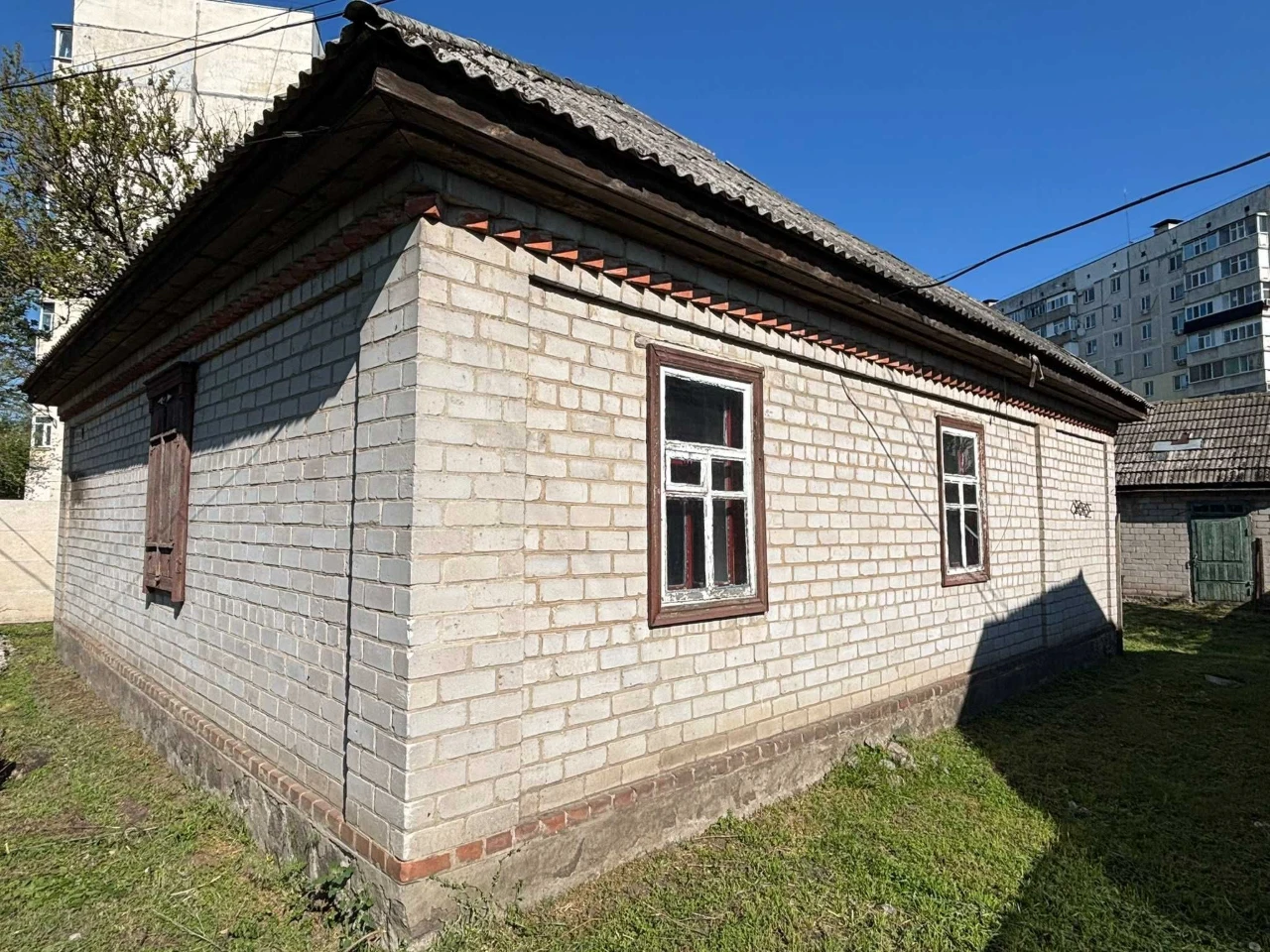 Цегляний будинок в центрі Раківки