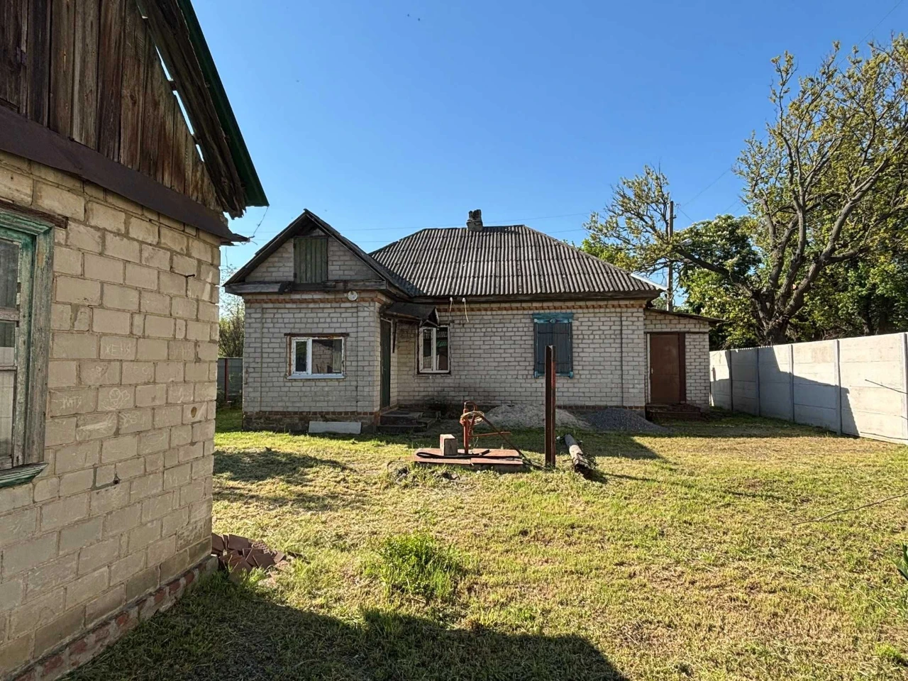 Цегляний будинок в центрі Раківки